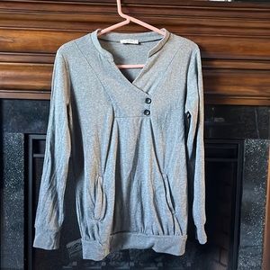 Vivilli T- shirt Top with Vneck, 2 buttons, fitted bottom and pockets.